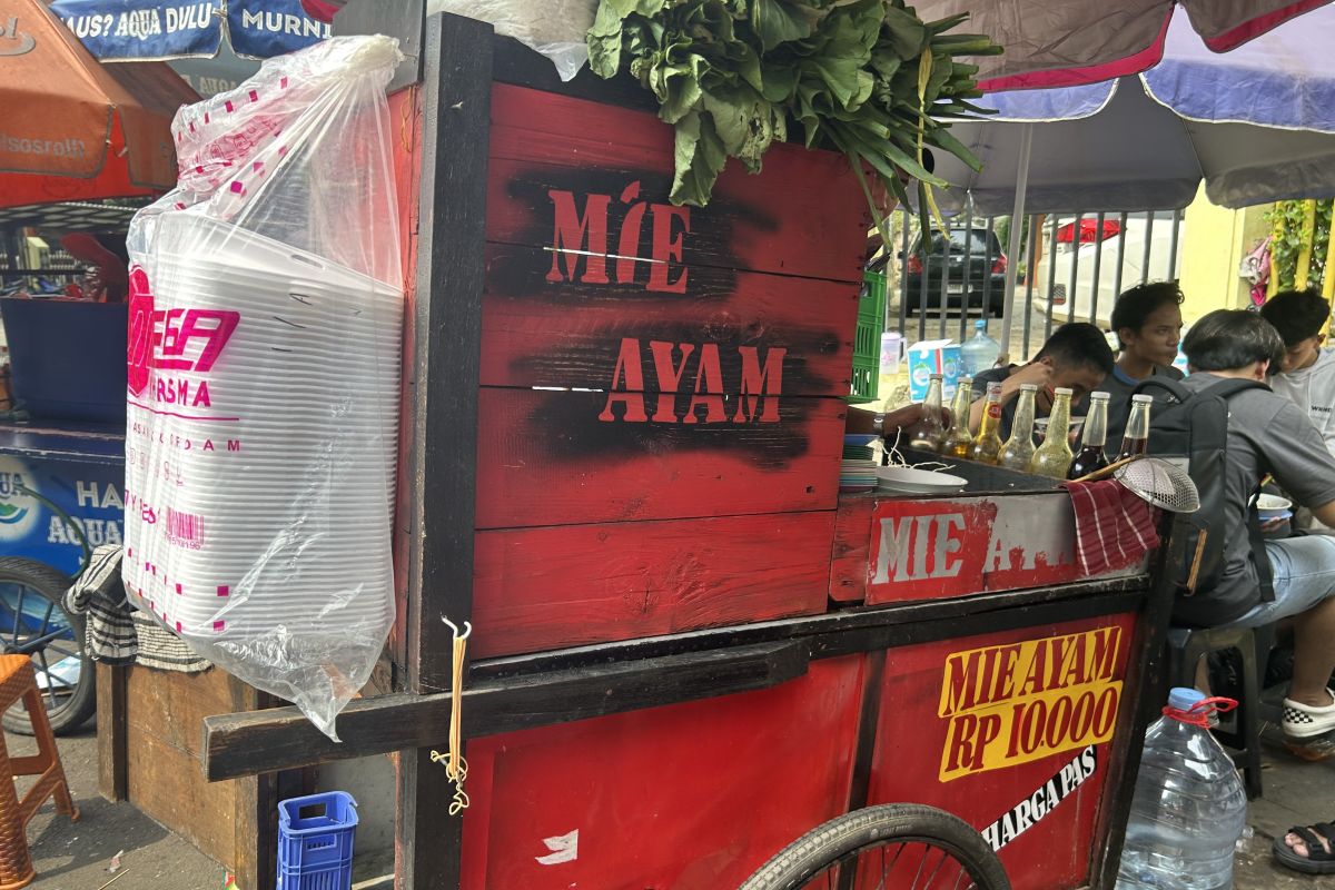 Pedagang dekat Stasiun Pasar Senen raih pendapatan dobel saat Lebaran