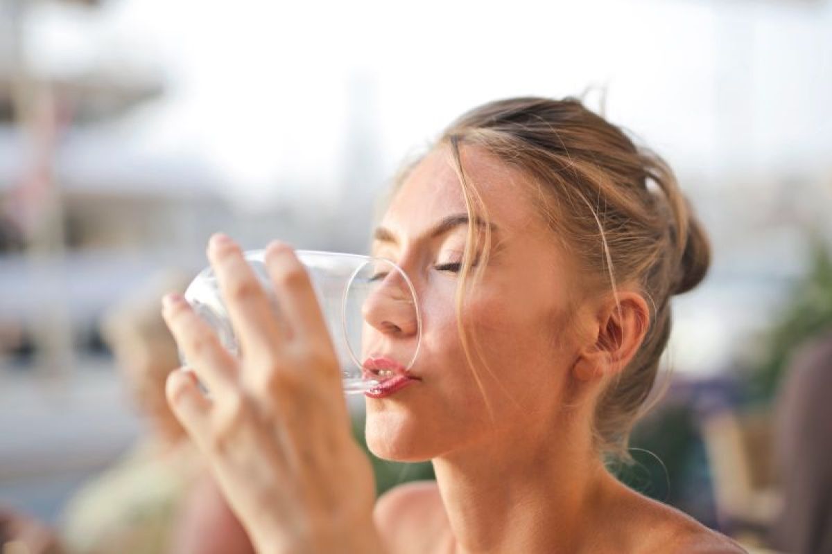 Mengapa minum air putih penting buat tubuh?