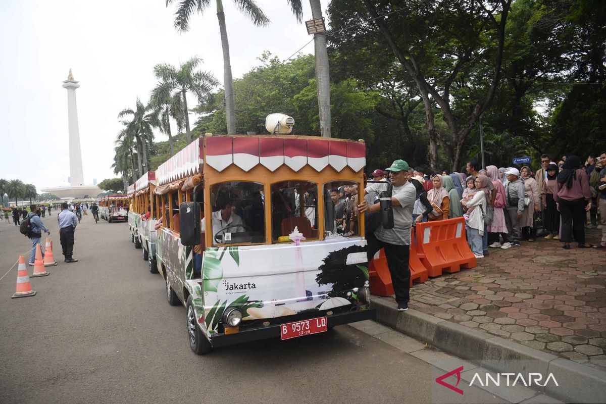 Monas ramai pengunjung saat hari libur Natal